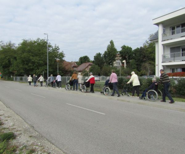 pohod za spomin s stanovalci