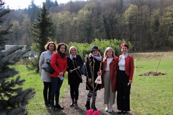Sadimo drevesa za nove začetke - skupinska fotografija